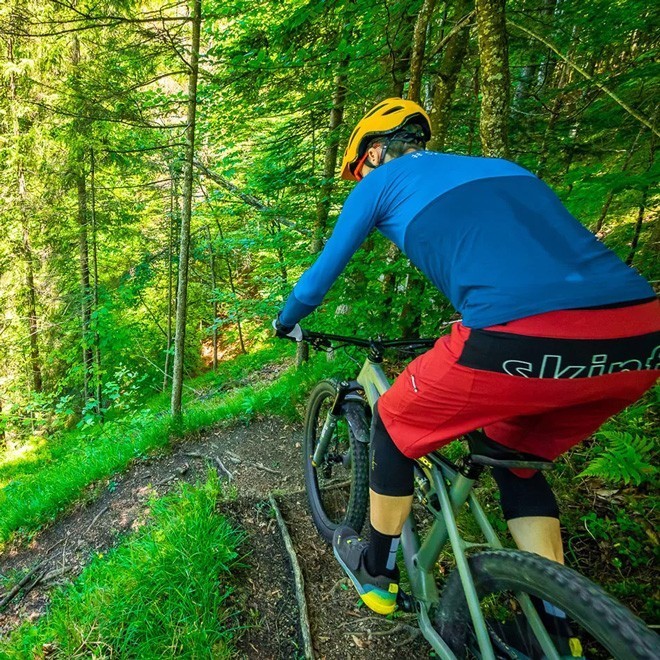 Johannes Pistrol fährt einen Downhill mit seinem Bike