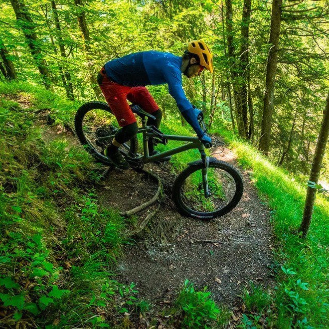 Johannes Pistrol fährt einen Downhill mit seinem Bike