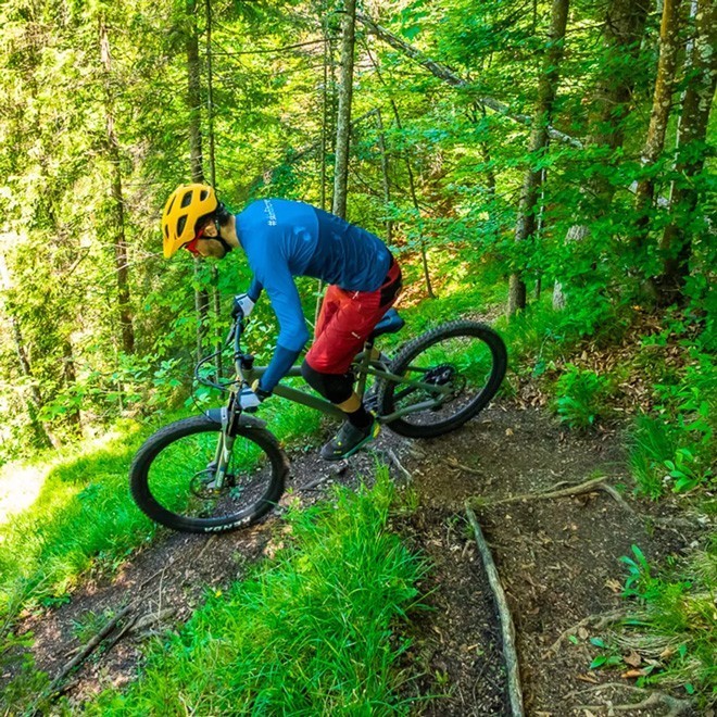 Johannes Pistrol fährt einen Downhill mit seinem Bike