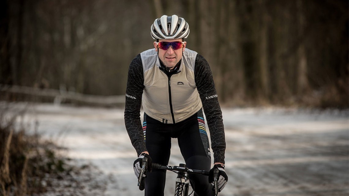 Boris Stein mit der Thaya Weste auf dem Rennrad